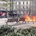 Potret Detik-Detik Pria Bakar Diri Saat Persidangan Donald Trump