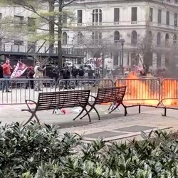 Potret Detik-Detik Pria Bakar Diri Saat Persidangan Donald Trump