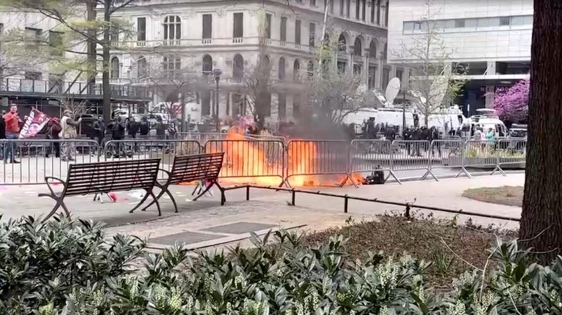 Seseorang terbakar di luar gedung pengadilan tempat persidangan pidana uang tutup mulut mantan Presiden AS Donald Trump sedang berlangsung, di New York, AS, 19 April 2024, dalam tangkapan layar yang diambil dari sebuah video. (Reuters TV via REUTERS)