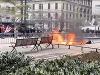Potret Detik-Detik Pria Bakar Diri Saat Persidangan Donald Trump