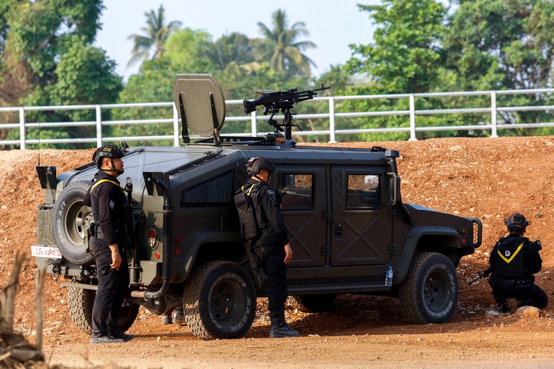 Tentara Thailand berlindung di dekat Jembatan Persahabatan Thailand-Myanmar ke-2 selama pertempuran di sisi Myanmar antara Tentara Pembebasan Nasional Karen (KNLA) dan pasukan Myanmar, yang berlanjut di dekat perbatasan Thailand-Myanmar, di Mae Sot, Provinsi Tak, Thailand, April 20 Agustus 2024. Tentara Thailand berlindung di dekat Jembatan Persahabatan Thailand-Myanmar ke-2 selama pertempuran di sisi Myanmar antara Tentara Pembebasan Nasional Karen (KNLA) dan pasukan Myanmar, yang berlanjut di dekat perbatasan Thailand-Myanmar, di Mae Sot, Provinsi Tak, Thailand, April 20 Agustus 2024. (REUTERS/Soe Zeya Tun)