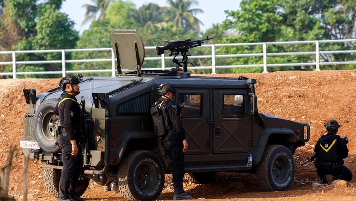 Tentara Thailand berlindung di dekat Jembatan Persahabatan Thailand-Myanmar ke-2 selama pertempuran di sisi Myanmar antara Tentara Pembebasan Nasional Karen (KNLA) dan pasukan Myanmar, yang berlanjut di dekat perbatasan Thailand-Myanmar, di Mae Sot, Provinsi Tak, Thailand, April 20 Agustus 2024. (REUTERS/Soe Zeya Tun)
