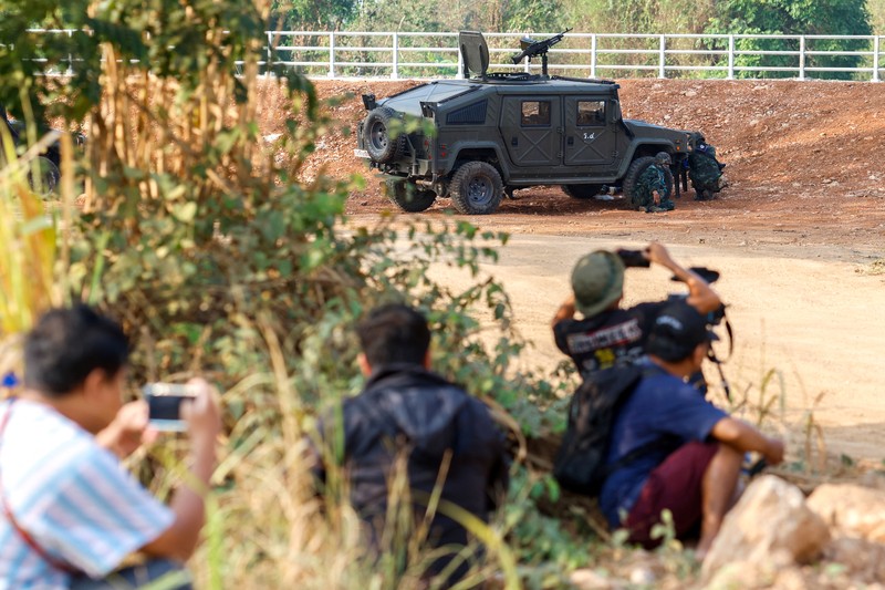 Tentara Thailand berlindung di dekat Jembatan Persahabatan Thailand-Myanmar ke-2 selama pertempuran di sisi Myanmar antara Tentara Pembebasan Nasional Karen (KNLA) dan pasukan Myanmar, yang berlanjut di dekat perbatasan Thailand-Myanmar, di Mae Sot, Provinsi Tak, Thailand, April 20 Agustus 2024. Tentara Thailand berlindung di dekat Jembatan Persahabatan Thailand-Myanmar ke-2 selama pertempuran di sisi Myanmar antara Tentara Pembebasan Nasional Karen (KNLA) dan pasukan Myanmar, yang berlanjut di dekat perbatasan Thailand-Myanmar, di Mae Sot, Provinsi Tak, Thailand, April 20 Agustus 2024. (REUTERS/Soe Zeya Tun)