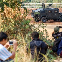 Perang Saudara Tetangga RI Kian Gila, Militer Bom Klinik-Warga Dibakar