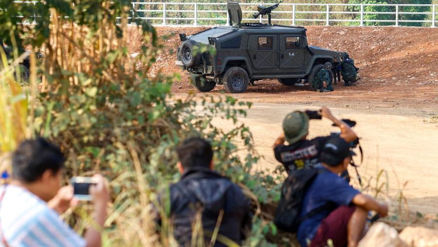 Tentara Thailand dan awak media berlindung di dekat Jembatan Persahabatan Thailand-Myanmar ke-2 selama pertempuran di sisi Myanmar antara Tentara Pembebasan Nasional Karen (KNLA) dan pasukan Myanmar, yang berlanjut di dekat perbatasan Thailand-Myanmar, di Mae Sot, Tak Provinsi, Thailand, 20 April 2024. (REUTERS/Soe Zeya Tun)
