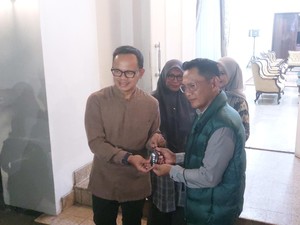 Tak Lagi Tempati Rumah Dinas, Bima Arya Serahkan Kunci ke Pj Wali Kota Bogor