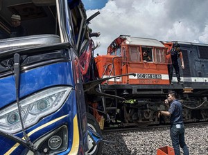Penampakan Bus Tertabrak KA di OKU Timur, 4 Orang Tewas
