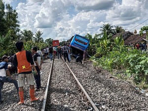 Sopir-Kernet Bus Tertabrak KA di OKU Timur Kabur dan Masih Diburu Polisi