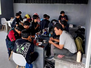Serunya Halalbihalal Sambil Lomba Repaint Gundam di Kota Malang