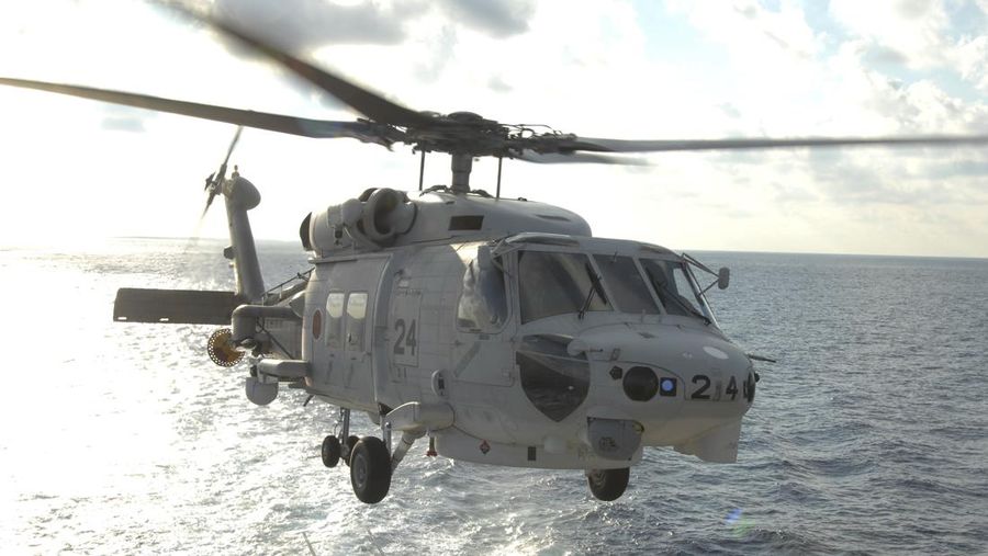 Foto tak bertanggal yang dirilis dan diambil dari situs resmi Pasukan Pertahanan Maritim Jepang ini menunjukkan sebuah helikopter SH-60K. Dua helikopter angkatan laut Jepang dari jenis yang sama jatuh di Samudra Pasifik selatan Tokyo selama penerbangan pelatihan malam hari setelah kemungkinan bertabrakan satu sama lain, kata menteri pertahanan negara itu pada Minggu, 21 April 2024. (Situs web resmi Japan Maritime Self- Angkatan Pertahanan melalui AP)