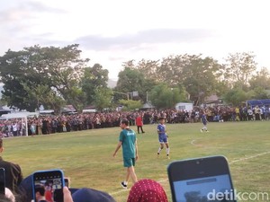 Momen Jokowi Main Bola Bareng Anak-anak di Gorontalo, Cetak 1 Gol