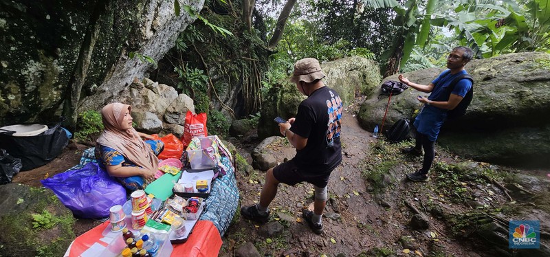 'Kartini' di Gunung Bogor Berjualan Demi Bertahan Hidup. (CNBC Indonesia/Suhendra) 'Kartini' di Gunung Bogor Berjualan Demi Bertahan Hidup. (CNBC Indonesia/Suhendra)
