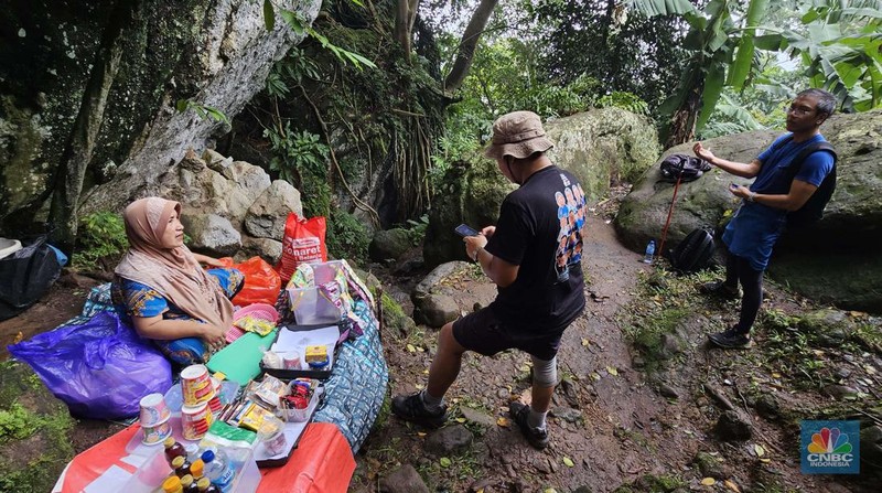 'Kartini' di Gunung Bogor Berjualan Demi Bertahan Hidup. (CNBC Indonesia/Suhendra)