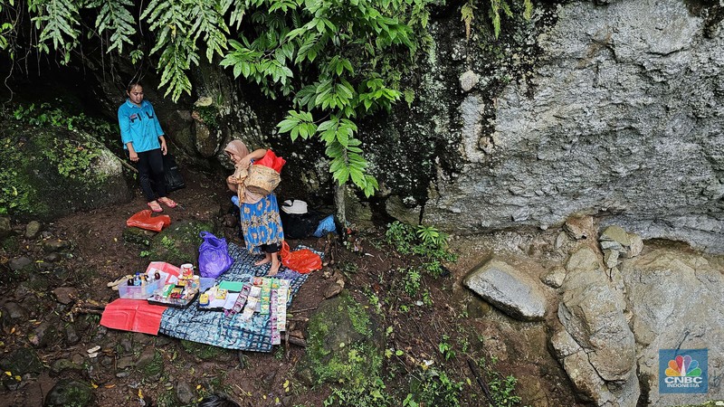 'Kartini' di Gunung Bogor Berjualan Demi Bertahan Hidup. (CNBC Indonesia/Suhendra) 'Kartini' di Gunung Bogor Berjualan Demi Bertahan Hidup. (CNBC Indonesia/Suhendra)