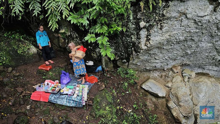 'Kartini' di Gunung Bogor Berjualan Demi Bertahan Hidup. (CNBC Indonesia/Suhendra)