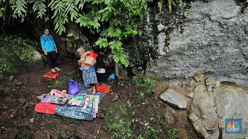 'Kartini' di Gunung Bogor Berjualan Demi Bertahan Hidup. (CNBC Indonesia/Suhendra)