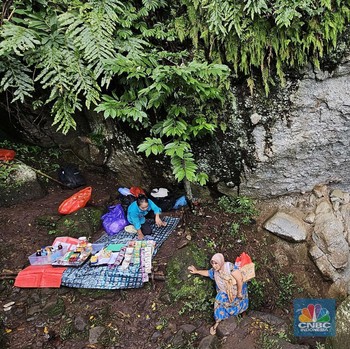 Kisah 'Kartini' di Gunung Bogor, Tak Jualan Tak Bisa Hidup