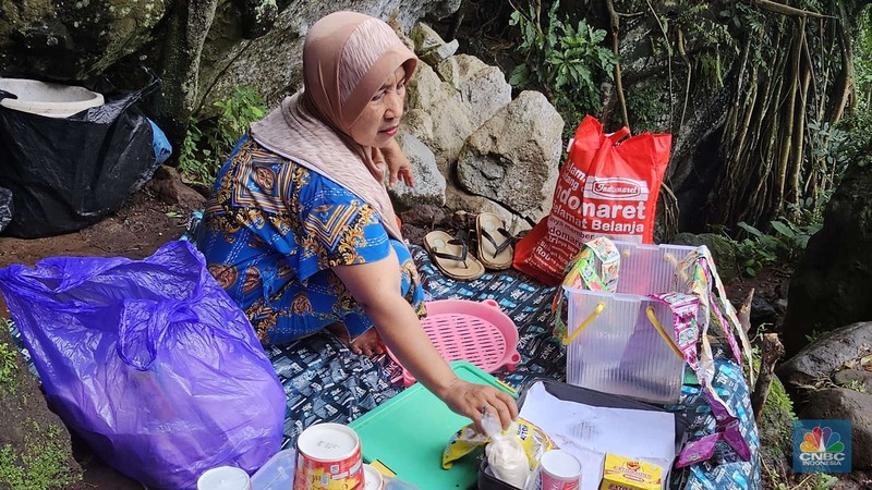 'Kartini' di Gunung Bogor Berjualan Demi Bertahan Hidup. (CNBC Indonesia/Suhendra) 'Kartini' di Gunung Bogor Berjualan Demi Bertahan Hidup. (CNBC Indonesia/Suhendra)