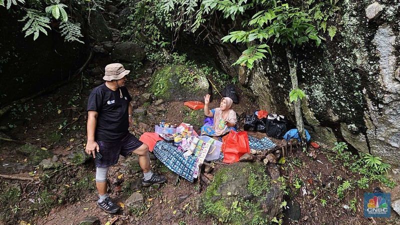 'Kartini' di Gunung Bogor Berjualan Demi Bertahan Hidup. (CNBC Indonesia/Suhendra) 'Kartini' di Gunung Bogor Berjualan Demi Bertahan Hidup. (CNBC Indonesia/Suhendra)