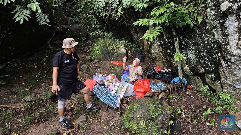 'Kartini' di Gunung Bogor Berjualan Demi Bertahan Hidup. (CNBC Indonesia/Suhendra)