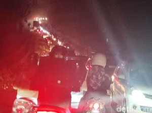 Longsoran Batu di Jalan Poros Maros-Bone Dibersihkan, Lalin Kembali Normal
