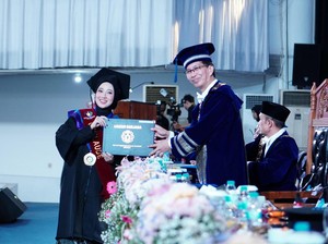 Inspiratif, Mahasiswi ITS Penyandang Tunarungu Lulus Cum Laude