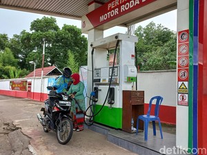 Peringati Hari Kartini, Pegawai SPBU di Palembang Pakai Kebaya dan Batik