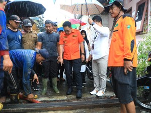 Pj Gubernur Jatim Gerak Cepat Tangani Banjir Lahar Dingin di Lumajang