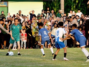 Jokowi Berkaus Hijau Main Bola di Gorontalo, Menang Skor 5-4
