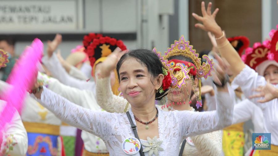 Sekelompok perempuan berkebaya memperingati Hari Kartini di Kawasan Bundaran HI, Jakarta, Minggu,21/4. (CNBC Indonesia/Muhamad Sabki)