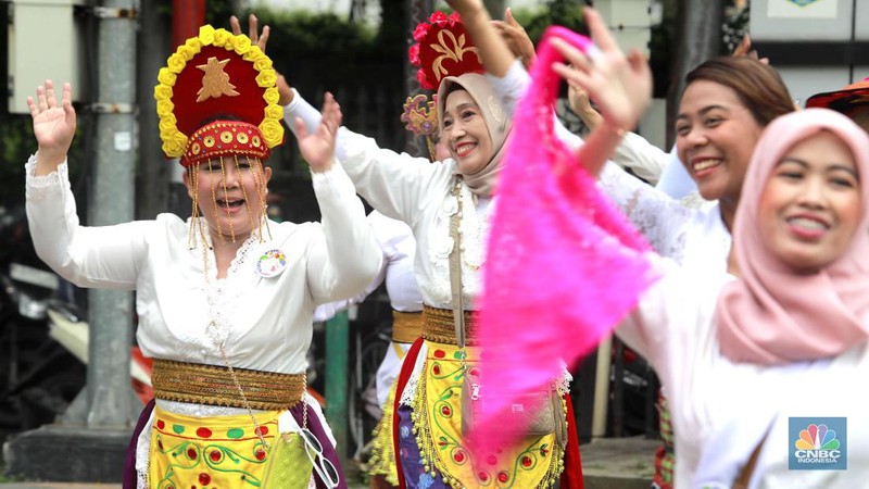 Sekelompok perempuan berkebaya memperingati Hari Kartini di Kawasan Bundaran HI, Jakarta, Minggu,21/4. (CNBC Indonesia/Muhamad Sabki)