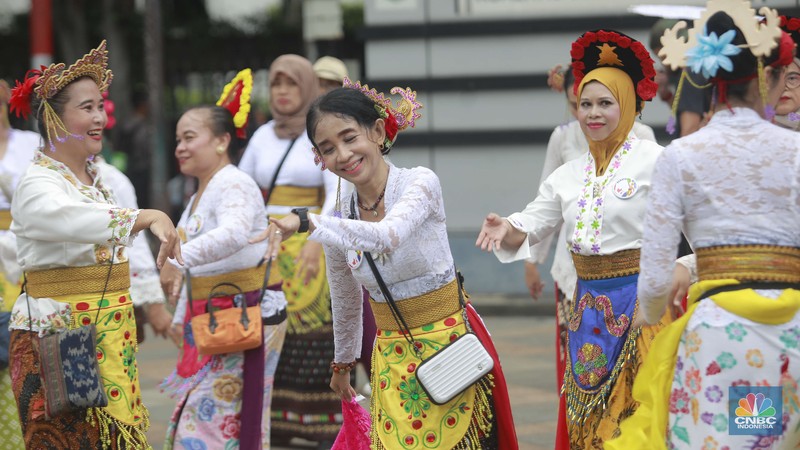 Sekelompok perempuan berkebaya memperingati Hari Kartini di Kawasan Bundaran HI, Jakarta, Minggu,21/4. (CNBC Indonesia/Muhamad Sabki)