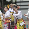 Sekelompok perempuan berkebaya memperingati Hari Kartini di Kawasan Bundaran HI, Jakarta, Minggu,21/4. (CNBC Indonesia/Muhammad Sabki)