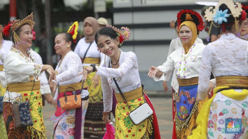 Sekelompok perempuan berkebaya memperingati Hari Kartini di Kawasan Bundaran HI, Jakarta, Minggu,21/4. (CNBC Indonesia/Muhamad Sabki)