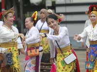 Sekelompok perempuan berkebaya memperingati Hari Kartini di Kawasan Bundaran HI, Jakarta, Minggu,21/4. (CNBC Indonesia/Muhammad Sabki)