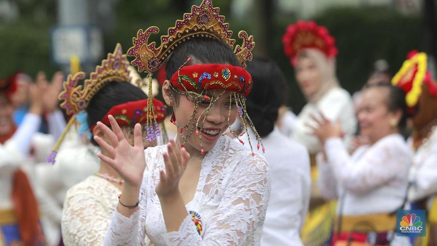 Sekelompok perempuan berkebaya memperingati Hari Kartini di Kawasan Bundaran HI, Jakarta, Minggu,21/4. (CNBC Indonesia/Muhamad Sabki)