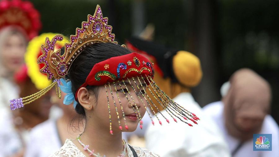 Sekelompok perempuan berkebaya memperingati Hari Kartini di Kawasan Bundaran HI, Jakarta, Minggu,21/4. (CNBC Indonesia/Muhamad Sabki)