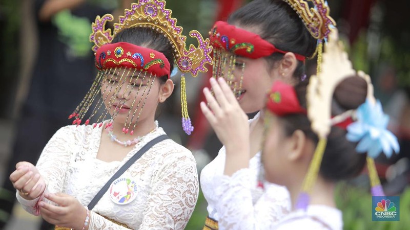 Sekelompok perempuan berkebaya memperingati Hari Kartini di Kawasan Bundaran HI, Jakarta, Minggu,21/4. (CNBC Indonesia/Muhamad Sabki)