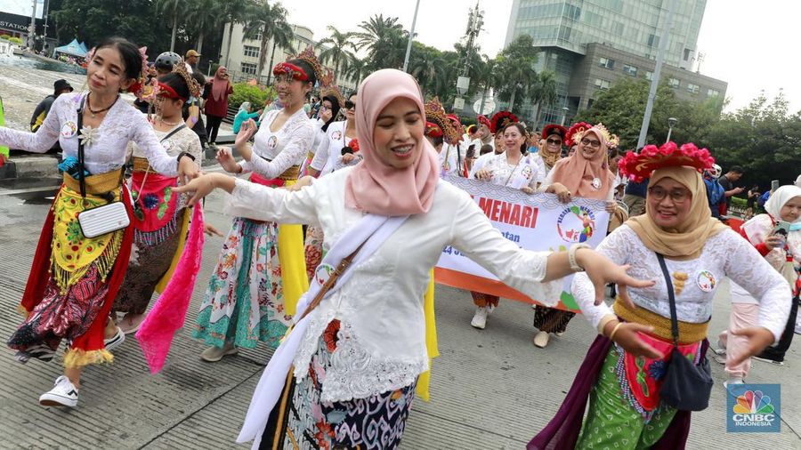 Sekelompok perempuan berkebaya memperingati Hari Kartini di Kawasan Bundaran HI, Jakarta, Minggu,21/4. (CNBC Indonesia/Muhamad Sabki)