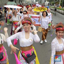 Peringati Hari Kartini, Puluhan Wanita Berkebaya Ramaikan CFD