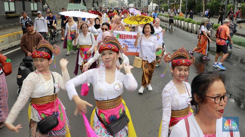 Sekelompok perempuan berkebaya memperingati Hari Kartini di Kawasan Bundaran HI, Jakarta, Minggu,21/4. (CNBC Indonesia/Muhamad Sabki)
