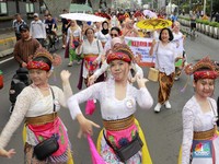 Peringati Hari Kartini, Puluhan Wanita Berkebaya Ramaikan CFD