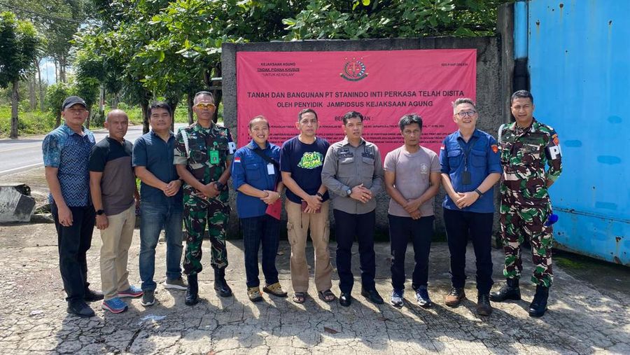 Tim Penyidik Melakukan Penggeledahan dan Penyitaan Terhadap Beberapa Smelter dan Alat Berat dalam Perkara Komoditas Timah. Dok Kejagung