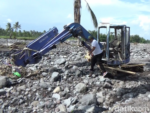 6 Rumah Warga- Dua Alat Berat Rusak Diterjang Banjir Lahar Dingin Semeru