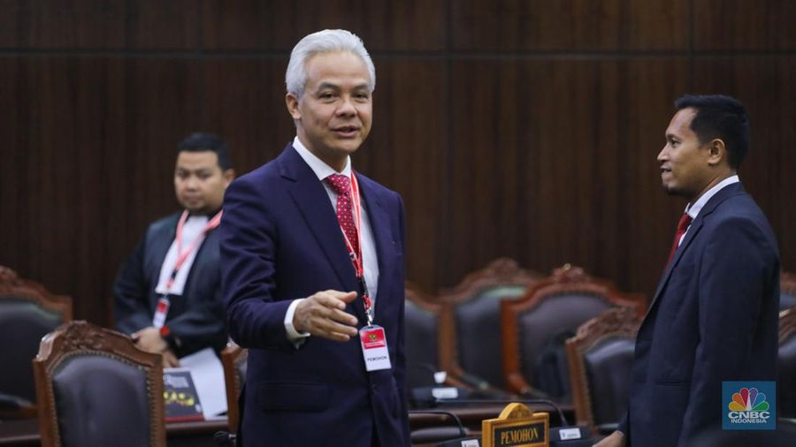 Calon presiden dan calon wakil presiden nomor urut 03, Ganjar Pranowo-Mahfud MD, di Gedung Mahkamah Konstitusi (MK), Jakarta, Senin (22/4/2024).