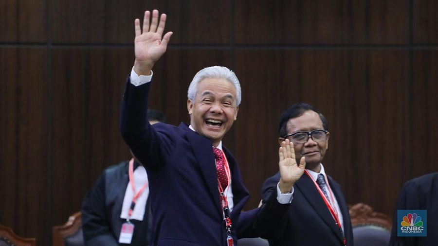 Calon presiden nomor urut 01, Anies Baswedan,  di Gedung Mahkamah Konstitusi, Jakarta, Senin (22/4/2024). (CNBC Indonesia/Faisal Rahman)