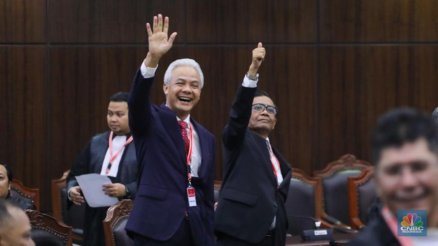 Calon presiden dan calon wakil presiden nomor urut 03, Ganjar Pranowo-Mahfud MD, di Gedung Mahkamah Konstitusi (MK), Jakarta, Senin (22/4/2024).