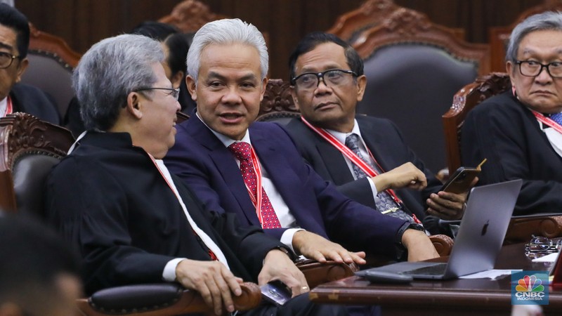 Calon presiden nomor urut 01, Anies Baswedan, di Gedung Mahkamah Konstitusi, Jakarta, Senin (22/4/2024). (CNBC Indonesia/Faisal Rahman) Calon presiden nomor urut 01, Anies Baswedan, di Gedung Mahkamah Konstitusi, Jakarta, Senin (22/4/2024). (CNBC Indonesia/Faisal Rahman)