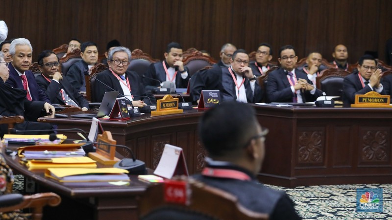 Ketua Mahkamah Konstitusi, Suhartoyo membacakan putusan dalam sidang sengketa Perselisihan Hasil Pemilihan Umum (PHPU) Pilpres 2024 di Mahkamah Konstitusi (MK), Jakarta, Senin (22/4/2024). (CNBC Indonesia/Faisal Rahman)
