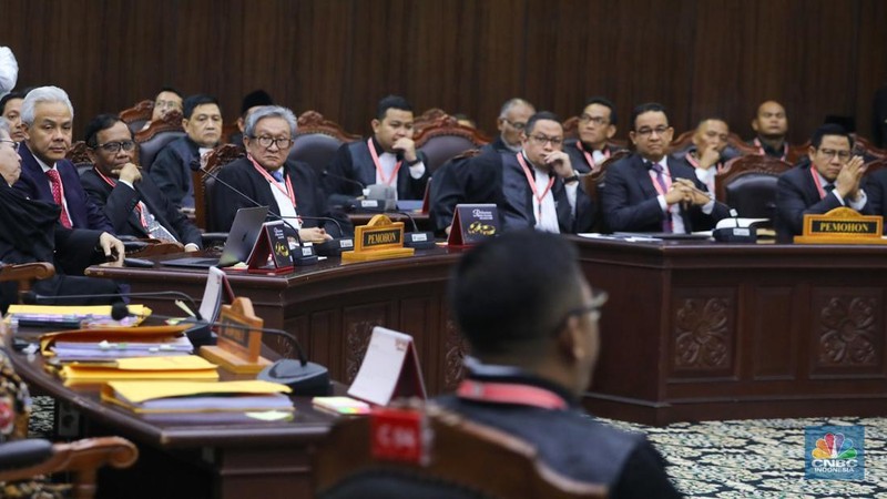 Ketua Mahkamah Konstitusi, Suhartoyo membacakan putusan dalam sidang sengketa Perselisihan Hasil Pemilihan Umum (PHPU) Pilpres 2024 di Mahkamah Konstitusi (MK), Jakarta, Senin (22/4/2024). (CNBC Indonesia/Faisal Rahman)